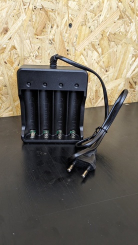 Комплект зарядное устройство на 4 слота  Wimpex аккумуляторные батарейки 1431, Черный