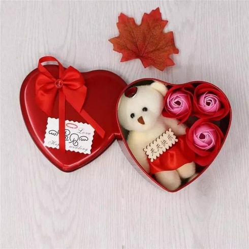 Коробка у формі серця Червона з мильною квіткою з 3 трояндами та 1 ведмедиком