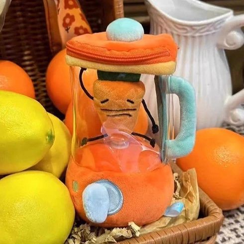 Плюшевий блендер з морквою що обертається