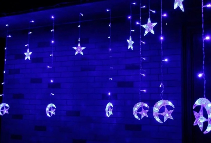 Светодиодная новогодняя гирлянда штора Звезда на месяце с пультом 12 предметов Разноцветный