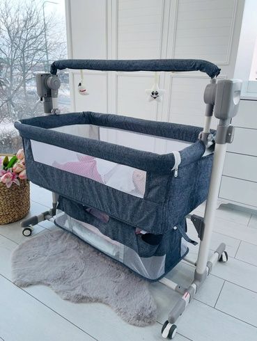 Электронная люлька на колесиках для новорожденных / Детская кроватка с пультом и москитной сеткой Х-651 / Электрическая приставная люлька с 5 скоростями укачивания