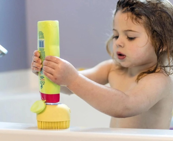 Дитяча силіконова масажна мочалка губка для ванни з дозатором